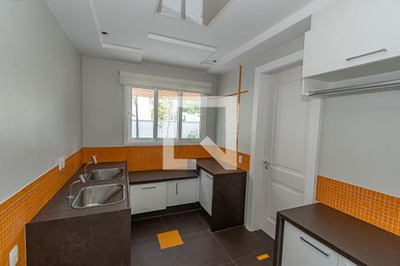 Casa de condomínio à venda com 490m², 4 quartos e 4 vagas Casa de condomínio à venda com 490m², 4 quartos e 4 vagasÁrea de Serviço