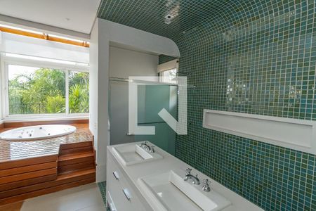 Casa de condomínio à venda com 490m², 4 quartos e 4 vagas Casa de condomínio à venda com 490m², 4 quartos e 4 vagasBanheiro Suite Master