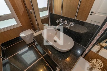 Casa de condomínio à venda com 490m², 4 quartos e 4 vagas Casa de condomínio à venda com 490m², 4 quartos e 4 vagasLavabo Escritório