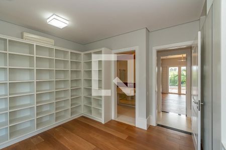 Casa de condomínio à venda com 490m², 4 quartos e 4 vagas Casa de condomínio à venda com 490m², 4 quartos e 4 vagasSuíte 3