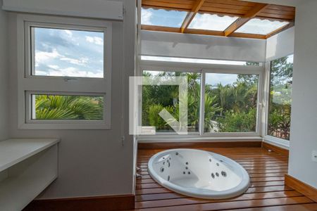 Casa de condomínio à venda com 490m², 4 quartos e 4 vagas Casa de condomínio à venda com 490m², 4 quartos e 4 vagasBanheiro Suite Master