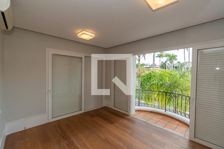 Casa de condomínio à venda com 490m², 4 quartos e 4 vagas Casa de condomínio à venda com 490m², 4 quartos e 4 vagasSuite 4