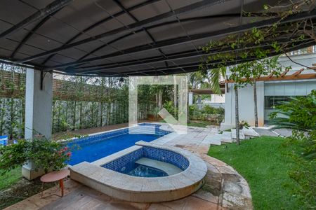 Casa de condomínio à venda com 490m², 4 quartos e 4 vagas Casa de condomínio à venda com 490m², 4 quartos e 4 vagasPiscina