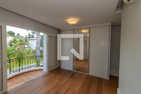 Casa de condomínio à venda com 490m², 4 quartos e 4 vagas Casa de condomínio à venda com 490m², 4 quartos e 4 vagasSuite 4