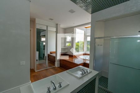Casa de condomínio à venda com 490m², 4 quartos e 4 vagas Casa de condomínio à venda com 490m², 4 quartos e 4 vagasBanheiro Suite Master