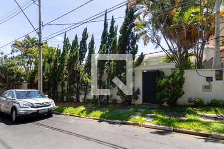 Casa de condomínio para alugar com 1080m², 4 quartos e 6 vagas Casa de condomínio para alugar com 1080m², 4 quartos e 6 vagasFachada