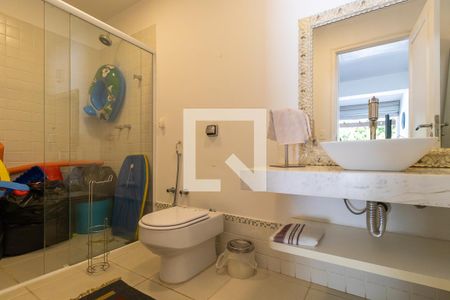 Casa de condomínio para alugar com 1080m², 4 quartos e 6 vagas Casa de condomínio para alugar com 1080m², 4 quartos e 6 vagasBanheiro da piscina