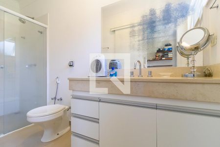 Casa de condomínio para alugar com 1080m², 4 quartos e 6 vagas Casa de condomínio para alugar com 1080m², 4 quartos e 6 vagasBanheiro da suíte 2