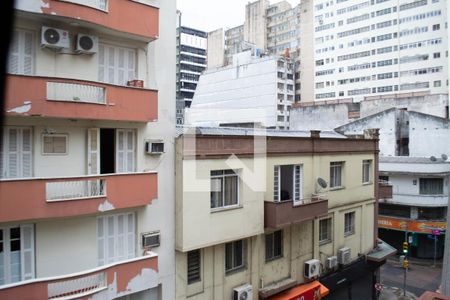 Vista da sala e quarto de kitnet/studio à venda com 1 quarto, 35m² em Centro Histórico, Porto Alegre