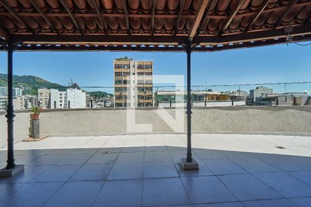 Apartamento à venda com 230m², 3 quartos e 1 vaga Apartamento à venda com 230m², 3 quartos e 1 vagaVaranda