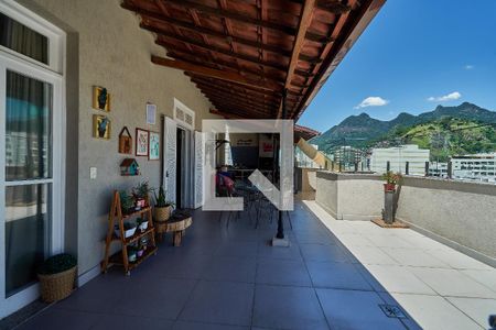 Apartamento à venda com 230m², 3 quartos e 1 vaga Apartamento à venda com 230m², 3 quartos e 1 vagaVaranda