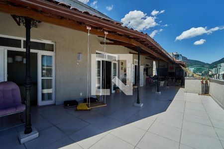 Apartamento à venda com 230m², 3 quartos e 1 vaga Apartamento à venda com 230m², 3 quartos e 1 vagaVaranda