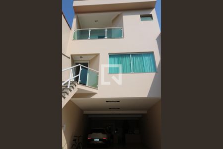 Casa à venda com 248m², 3 quartos e 6 vagas Casa à venda com 248m², 3 quartos e 6 vagasFrente da Casa