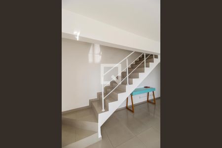 Apartamento para alugar com 83m², 2 quartos e 2 vagas Apartamento para alugar com 83m², 2 quartos e 2 vagasEscada