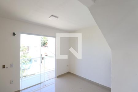 Sala de casa de condomínio para alugar com 2 quartos, 90m² em Colubandê, São Gonçalo