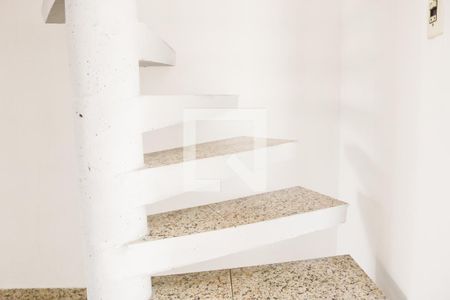 Escada de casa para alugar com 3 quartos, 215m² em Casa Verde Alta, São Paulo