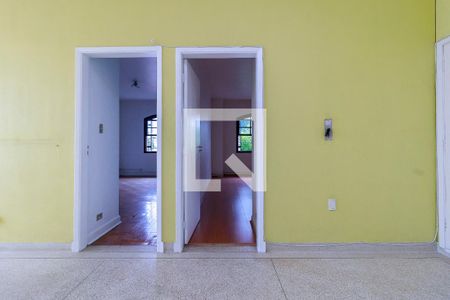 Casa à venda com 550m², 4 quartos e 6 vagas Casa à venda com 550m², 4 quartos e 6 vagasAnte Sala dos Quartos