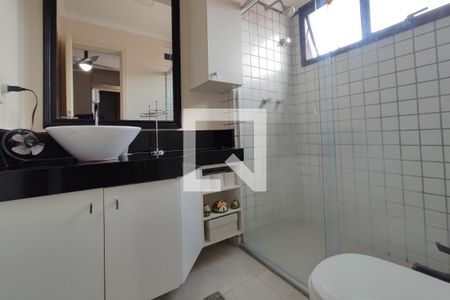 Banheiro de apartamento à venda com 1 quarto, 45m² em Cambuí, Campinas