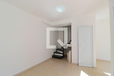 Sala de casa de condomínio para alugar com 2 quartos, 49m² em Chácara Rincão, Cotia