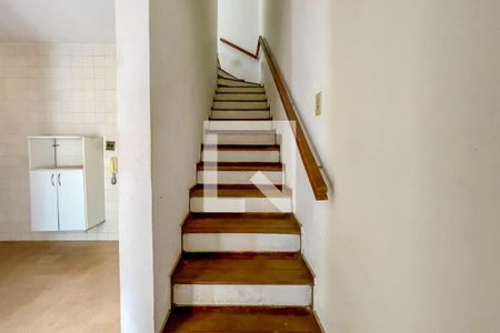 Escada de casa de condomínio para alugar com 3 quartos, 120m² em Ouro Preto, Belo Horizonte