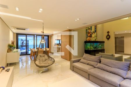 Sala de TV de casa de condomínio à venda com 3 quartos, 580m² em Santo Amaro, São Paulo