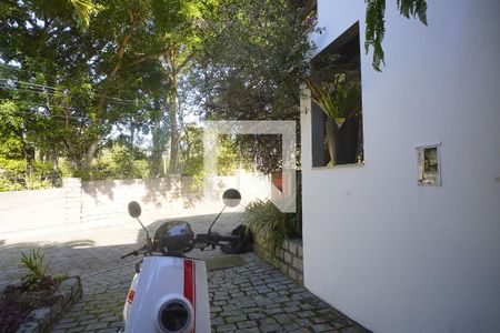 Sala _vista de casa de condomínio para alugar com 2 quartos, 120m² em Barra da Lagoa, Florianópolis