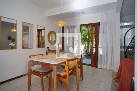 Sala de casa de condomínio para alugar com 2 quartos, 120m² em Barra da Lagoa, Florianópolis