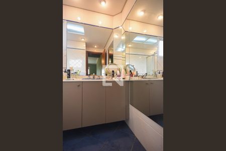 Apartamento à venda com 238m², 3 quartos e 3 vagas Apartamento à venda com 238m², 3 quartos e 3 vagasBanheiro Suíte