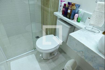 Banheiro suite 1 de apartamento para alugar com 2 quartos, 79m² em Guilhermina, Praia Grande