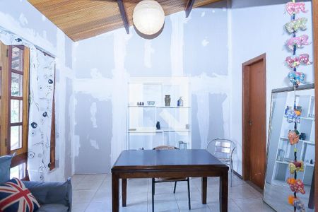 sala de casa de condomínio à venda com 2 quartos, 140m² em Balneário Água Limpa, Nova Lima
