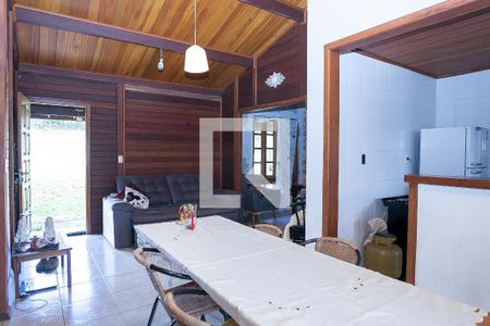 sala de casa de condomínio à venda com 2 quartos, 140m² em Balneário Água Limpa, Nova Lima