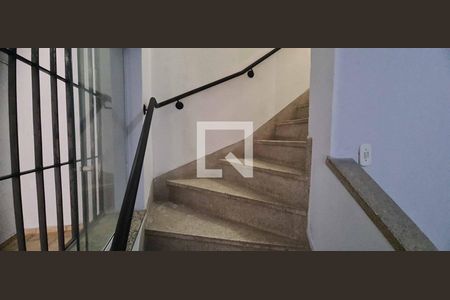Escada de casa para alugar com 3 quartos, 250m² em Vila Pires, Osasco