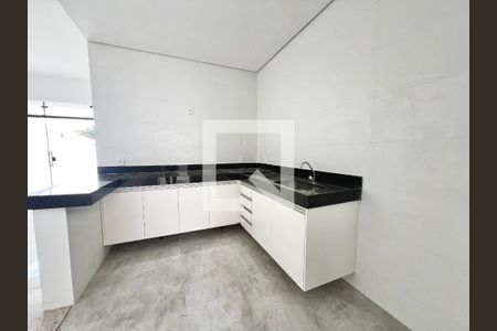 Cozinha  de casa à venda com 3 quartos, 130m² em Vale das Orquídeas, Contagem