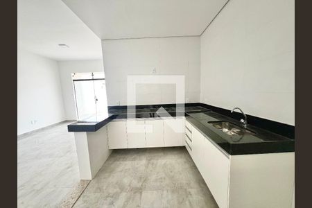 Cozinha  de casa à venda com 3 quartos, 130m² em Vale das Orquídeas, Contagem