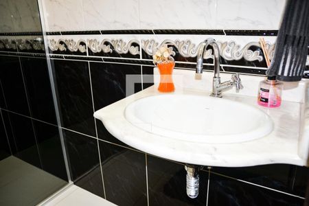 Casa à venda com 151m², 3 quartos e 2 vagas Casa à venda com 151m², 3 quartos e 2 vagasBanheiro Social