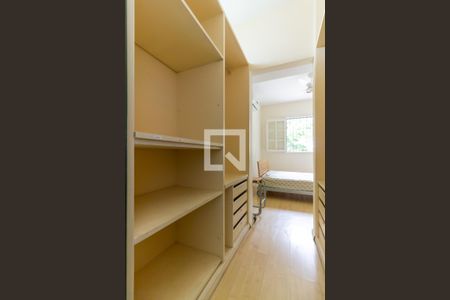 Casa à venda com 430m², 4 quartos e 4 vagas Casa à venda com 430m², 4 quartos e 4 vagasCloset da suíte 4