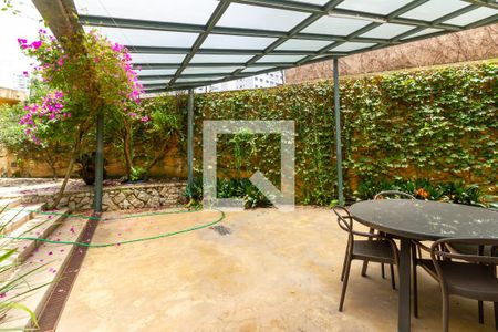 Casa à venda com 430m², 4 quartos e 4 vagas Casa à venda com 430m², 4 quartos e 4 vagasÁrea externa