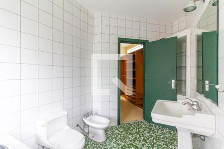 Casa à venda com 430m², 4 quartos e 4 vagas Casa à venda com 430m², 4 quartos e 4 vagasBanheiro da Suíte 1