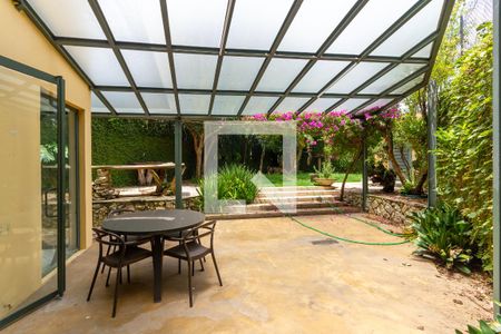 Casa à venda com 430m², 4 quartos e 4 vagas Casa à venda com 430m², 4 quartos e 4 vagasÁrea externa