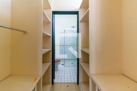 Casa à venda com 430m², 4 quartos e 4 vagas Casa à venda com 430m², 4 quartos e 4 vagasCloset da suíte 4