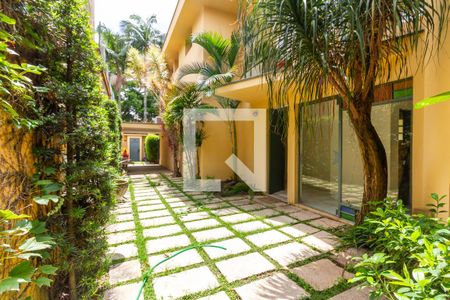 Casa à venda com 430m², 4 quartos e 4 vagas Casa à venda com 430m², 4 quartos e 4 vagasÁrea externa