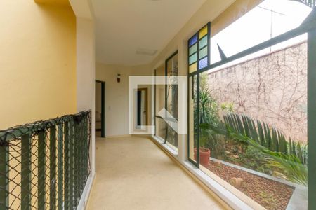 Casa à venda com 430m², 4 quartos e 4 vagas Casa à venda com 430m², 4 quartos e 4 vagasCorredor