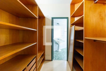 Casa à venda com 430m², 4 quartos e 4 vagas Casa à venda com 430m², 4 quartos e 4 vagasCloset da suíte 1