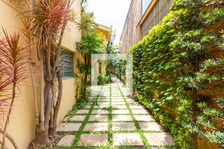 Casa à venda com 430m², 4 quartos e 4 vagas Casa à venda com 430m², 4 quartos e 4 vagasÁrea externa