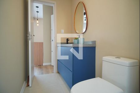 Banheiro  de apartamento à venda com 1 quarto, 32m² em Auxiliadora, Porto Alegre