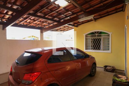 Garagem de casa à venda com 3 quartos, 114m² em Santa Cruz, Belo Horizonte