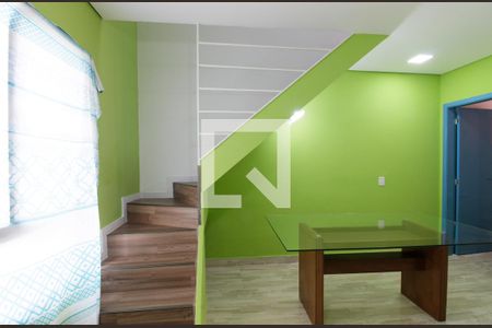 Sala de casa de condomínio para alugar com 2 quartos, 58m² em Vila Monte Serrat, Cotia