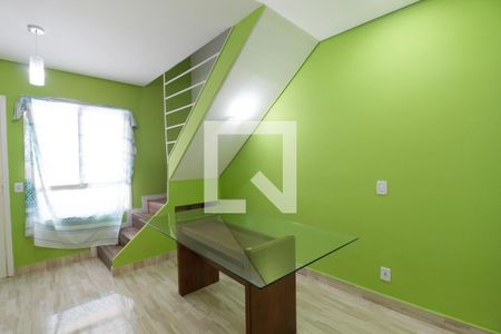 Sala de casa de condomínio para alugar com 2 quartos, 58m² em Vila Monte Serrat, Cotia