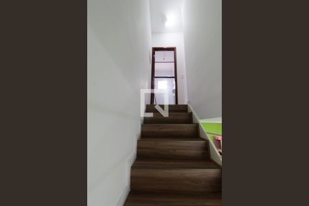 Escadas de casa de condomínio para alugar com 2 quartos, 58m² em Vila Monte Serrat, Cotia