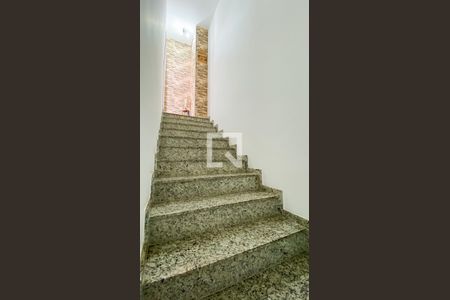 Apartamento à venda com 84m², 2 quartos e 1 vaga Apartamento à venda com 84m², 2 quartos e 1 vagaEscada